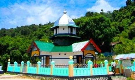Salah satu Masjid Patimburak di Fakfak Papua Barat menandai hadirnya Islam, tanpa pengeras suara yang dipancarkan ke luar. (Foto: travellers)