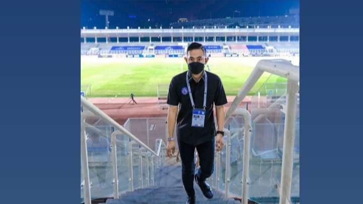 Presiden Arema FC, Gilang Widya Pramana saat berada di stadion venue Liga 1 (Instagram: @juragan_99)