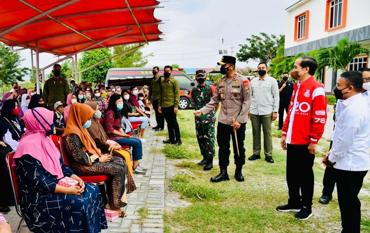 Presiden Jokowi meninjau pelaksanaan vaksinasi Covid-19 di Palu. (Foto: Setpres)