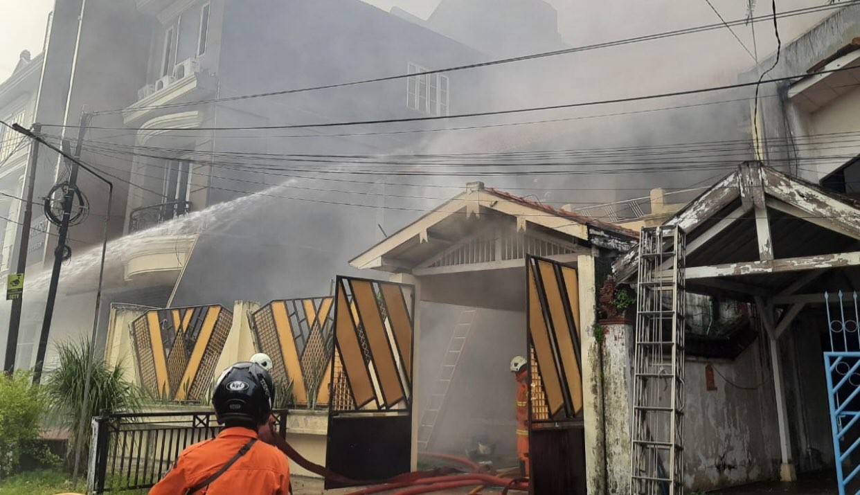 Proses pemadaman api sebuah rumah di Ngagel Jaya (Foto: Andhi Dwi/Ngopibareng.id)