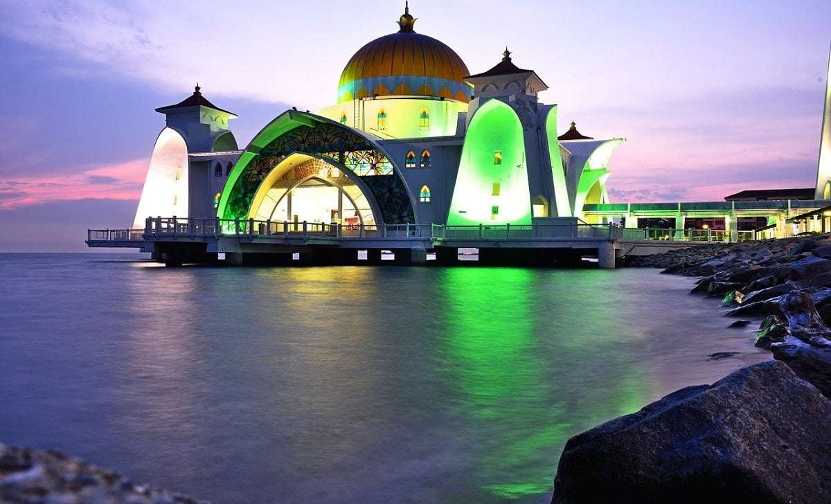 Keindahan masjid di Malaka, Malaysia, tampak dari kejauhan dibangun di pinggir pantai. (Foto: travellers)