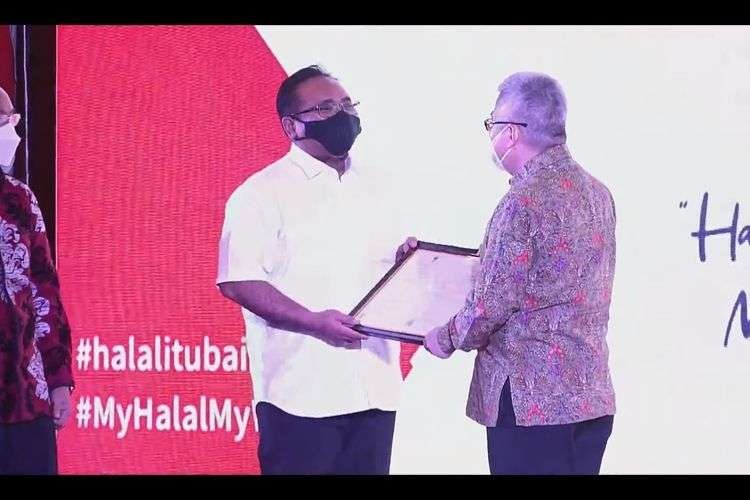 Menag menyerahkan sertifikat halal Vaksin Merah Putih kepada Direktur Utama PT. Biotis Pharmaceuticals, di Jakarta. (Foto: Kemenag)