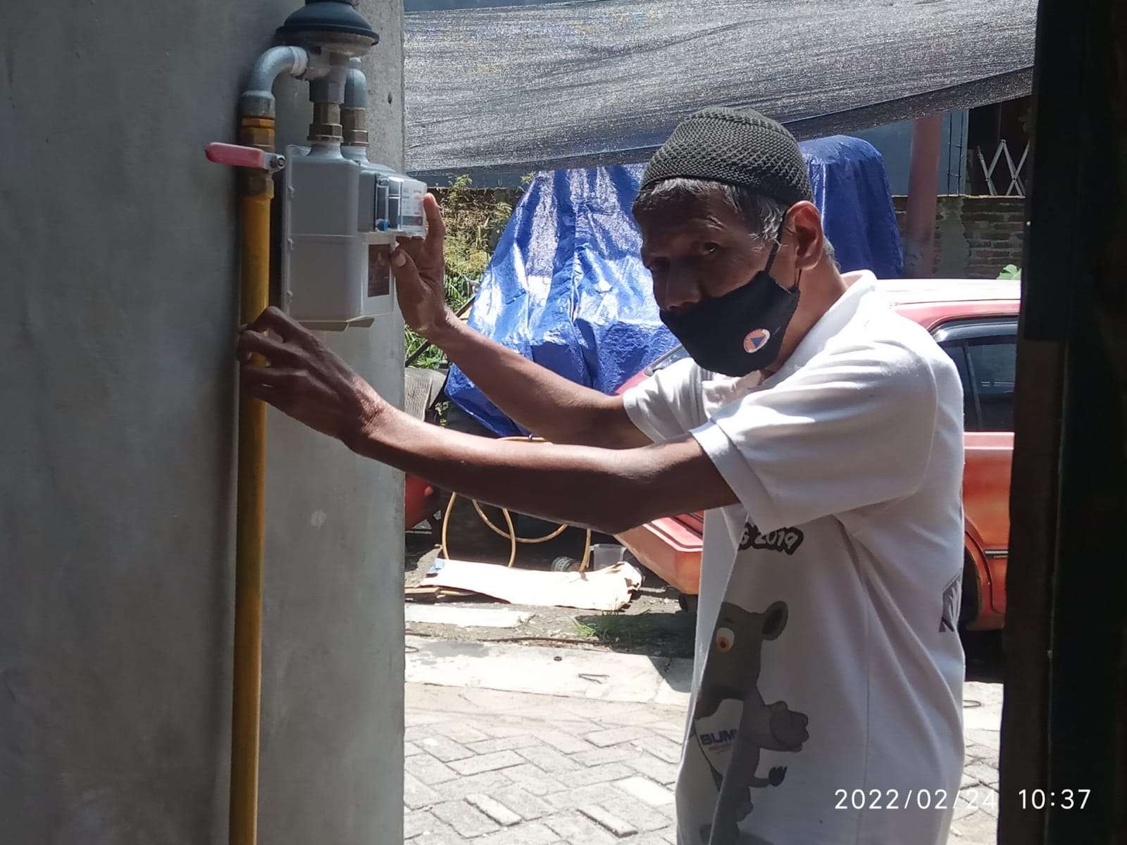 Utomo, 59, tahun, warga Kelurahan Klangon, Kecamatan Kota Bojonegoro, menunjukkan meteran jaringan gas rumah tangga di rumahnya, Jumat, 25 Februari 2022. (Foto: Sujatmiko/Ngopibareng.id)