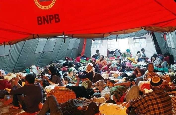 Warga Sumatera Barat mengungsi di tenda darurat. (Foto: Ant)