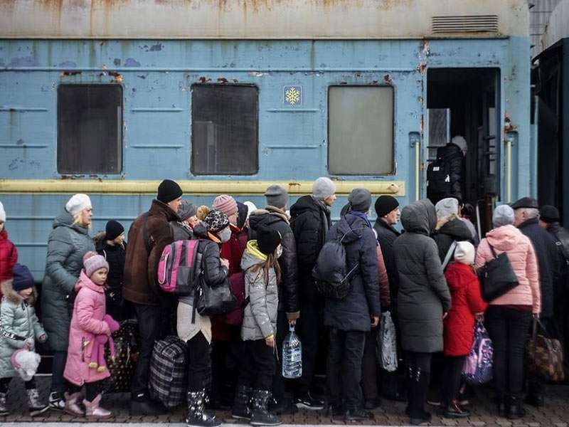 Puluhan ribu warga Ukraina mengungsi akibat invasi Rusia. (Foto: Reuters)