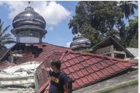 Gempa di Pesaman mbarat selain menelan korban jiwa, kuga mengakibatan rumah penduduk dan tempat ibadah rudak ( foto: ostimrwa)
