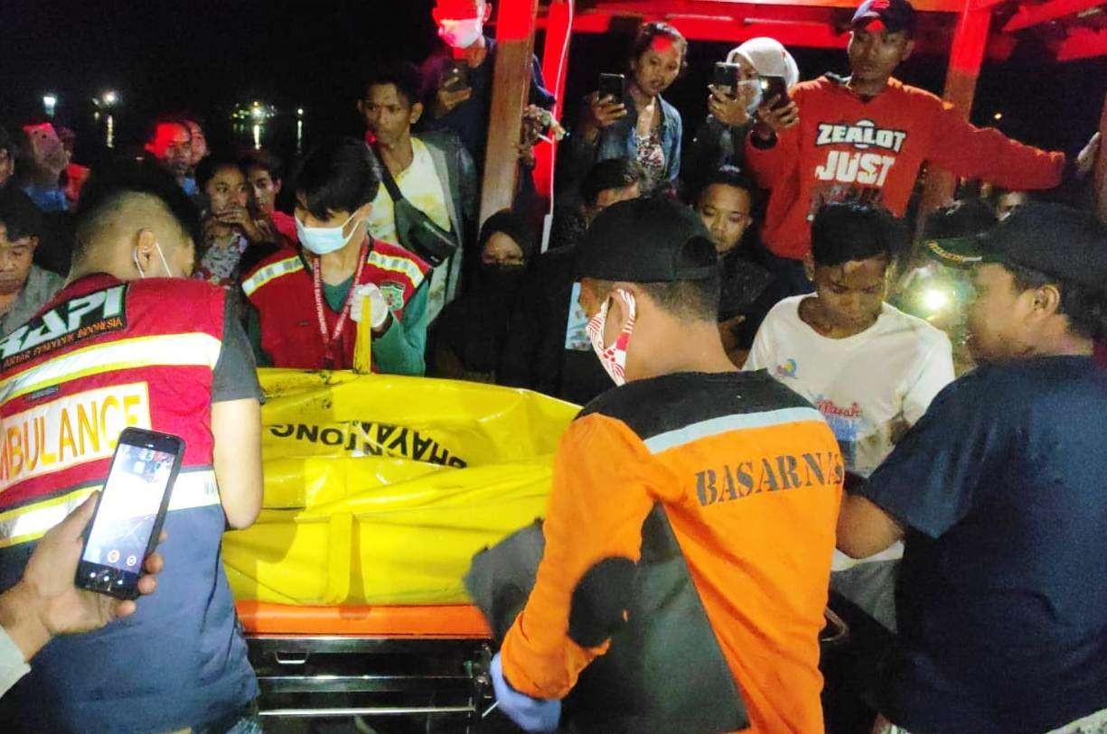 Jenazah seorang kakek bernama Buang dievakuasi menuju RSUD Blambangan untuk proses identifikasi. (Foto: Istimewa)