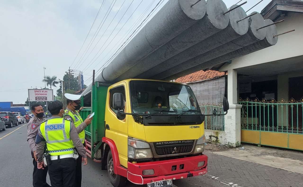 Salah satu truk over dimensi dan over load yang melintasi jalan di Kota Probolinggo. (Foto: Ikhsan Mahmudi/Ngopibareng.id)