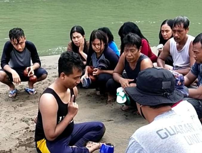 Anggota Kelompok Trimurti Kejawen Kejayan saat diminta naik ke pantai (Foto:Istimewa)