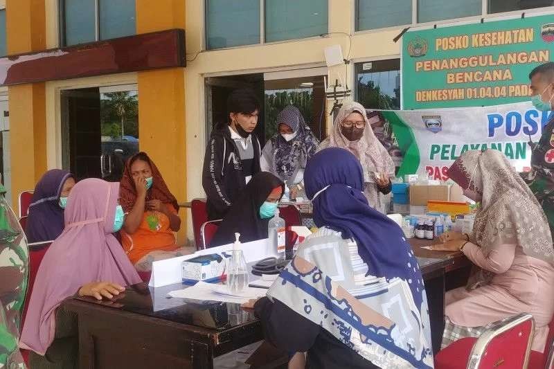 Pengungsi korban gempa di Sumatera Barat mendapat perawatan medis. (Foto: Ant)