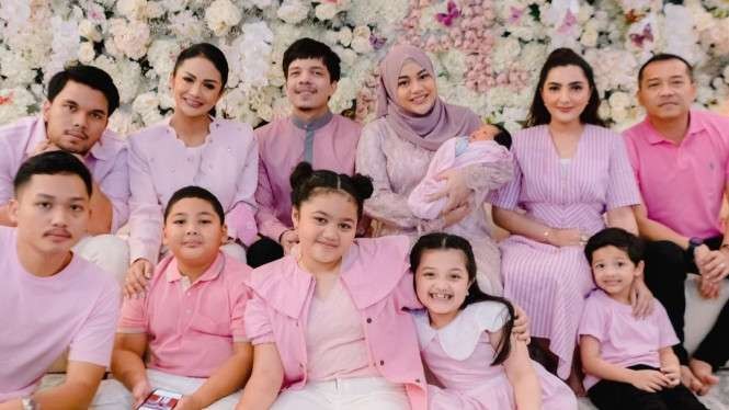 Pasangan Atta Halilintar dan Aurel Hermansyah foto bersama putri pertamanya, Ameena Hanna Nur Atta, serta keluarga besarnya. (Foto: Instagram/YouTube Atta-Aurel)