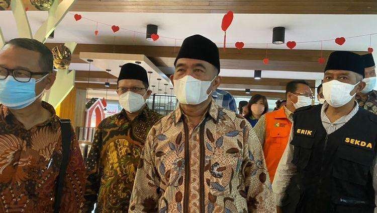Menko PMK RI, Muhadjir Effendy saat meninjau vaksinasi booster untuk lansia di Mal Sarinah, Kota Malang (Foto: Lalu Theo/ngopibareng.id)
