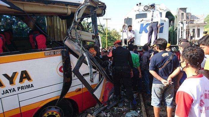 Kondisi bus yang ditabrak kereta api di Tulungagung. (Foto: Ant)