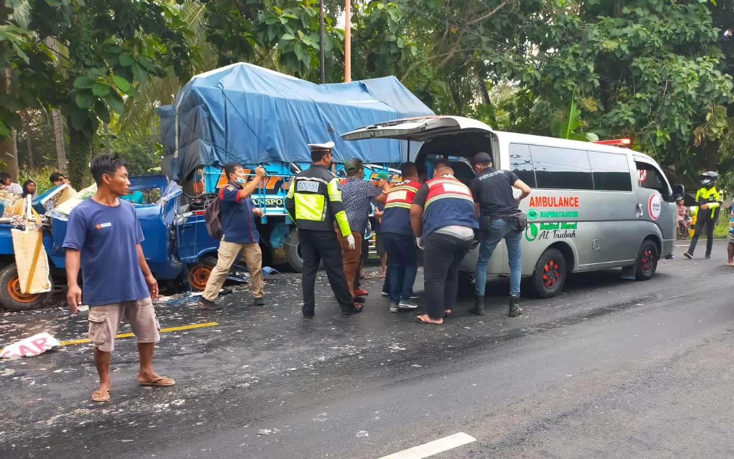 Korban kecelakaan dievakuasi menuju RSUD Blambangan, Banyuwangi.  (foto: istimewa)
