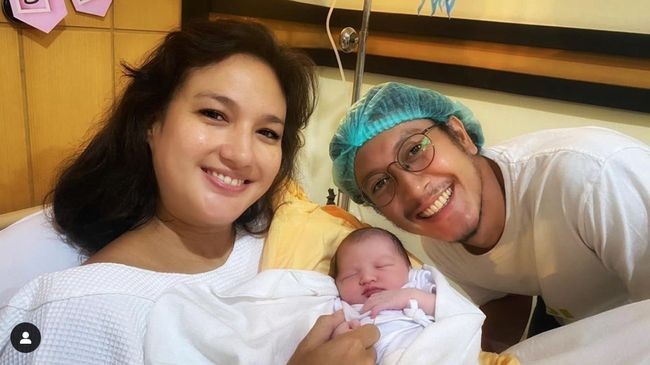 Pasangan Nadine Chandrawinata dan Dimas Anggara bersama anak pertamanya, Nadi Djiwa Anggara. (Foto: Istimewa)