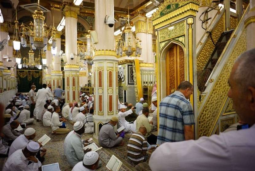 Mihrab Masjid Nabawi di Madinah, tak sepi dipadati umat. (Foto: Istimewa)