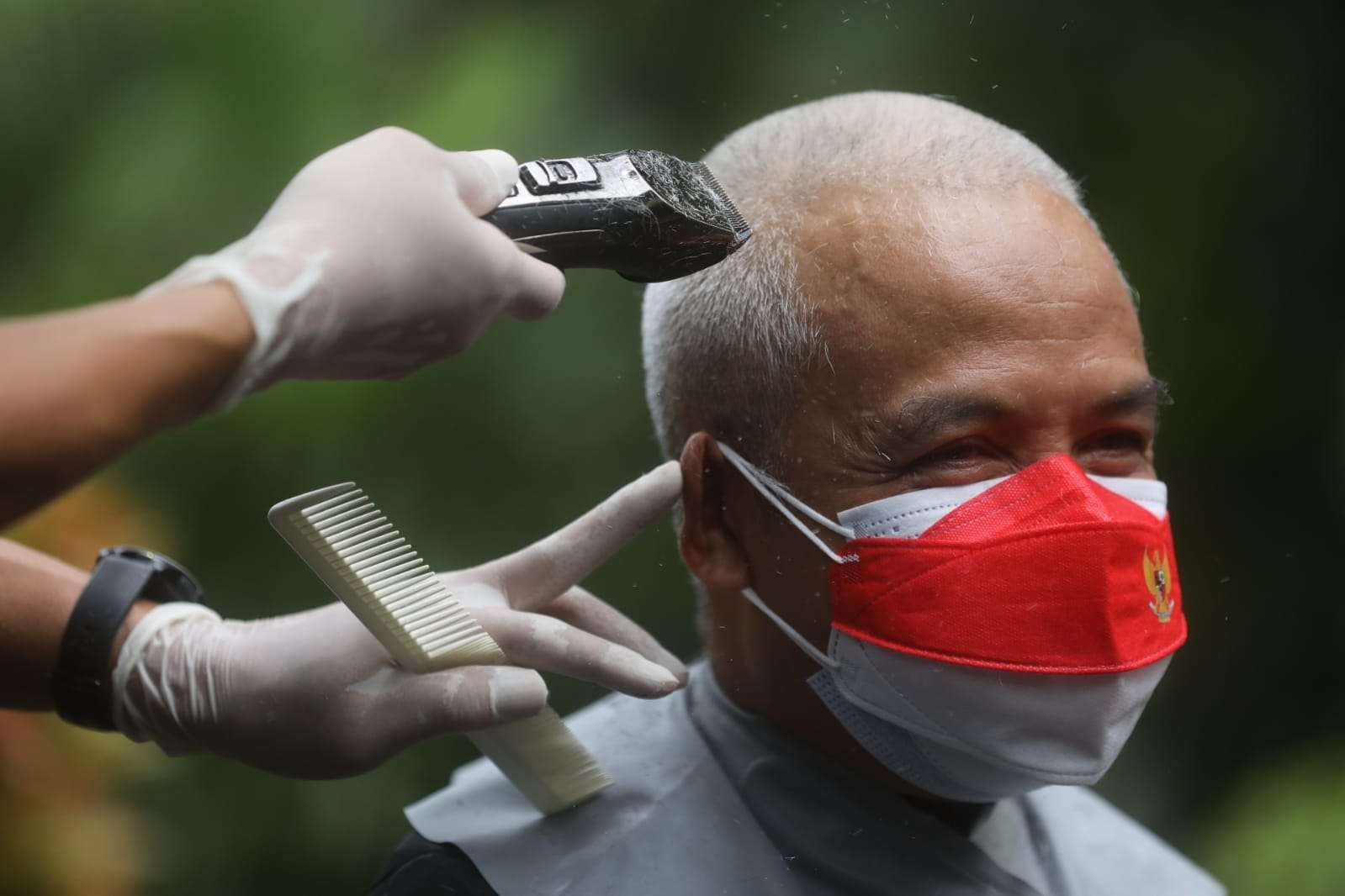 Gubernur Jawa Tengah, Ganjar Pranowo melakukan cukur rambut untuk gerakan Berani Gundul 2022, mendukung perjuangan anak-anak penderita kanker. (Foto: Istimewa)