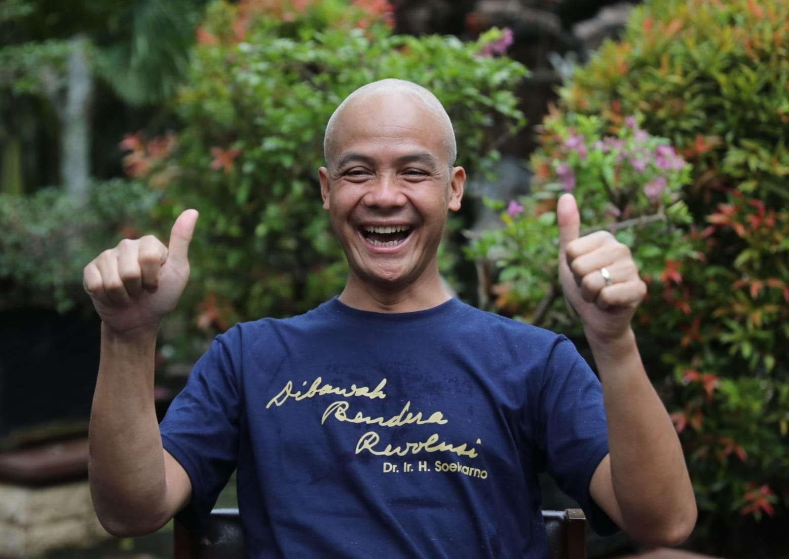 Gubernur Jawa Tengah, Ganjar Pranowo tampil beda dengan kepala plontos. Cukur uban demi donasi Berani Gundul untuk anak-anak penyitas kanker. (Foto: Istimewa)