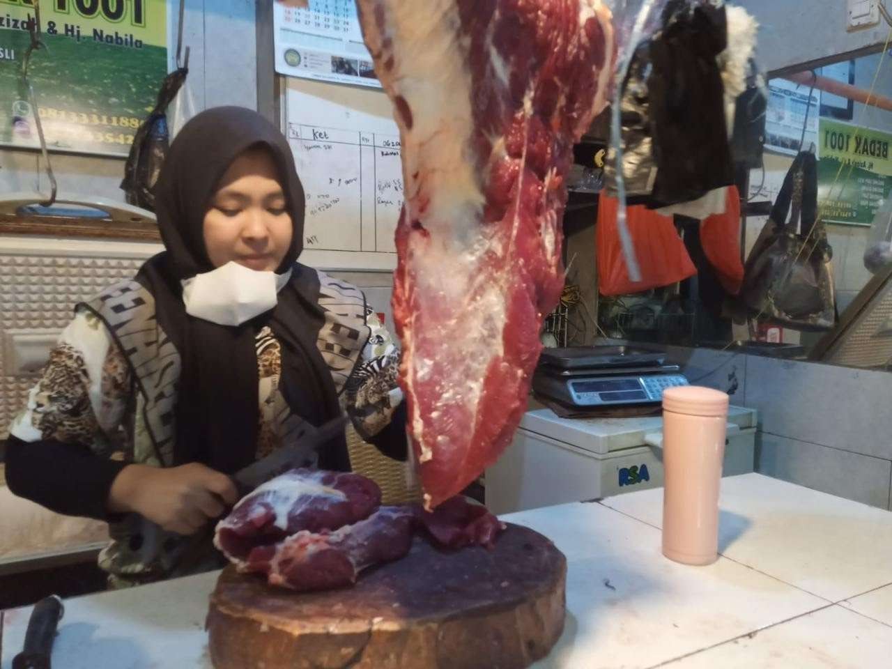 Salah satu pedagang daging sapi di Pasar Besar Kota Malang. (Foto: Lalu Theo/Ngopibareng.id)
