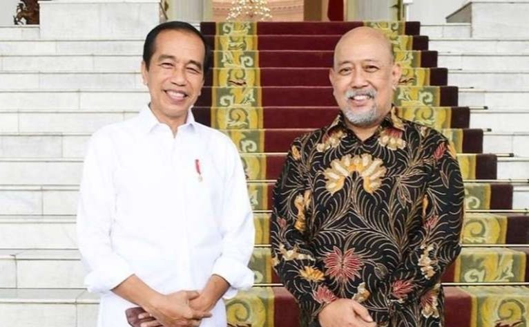 Komedian senior Indro Warkop pose bersama Presiden Jokowi saat pertemuan dengan para seniman di Istana Bogor. (Foto: Instagram)