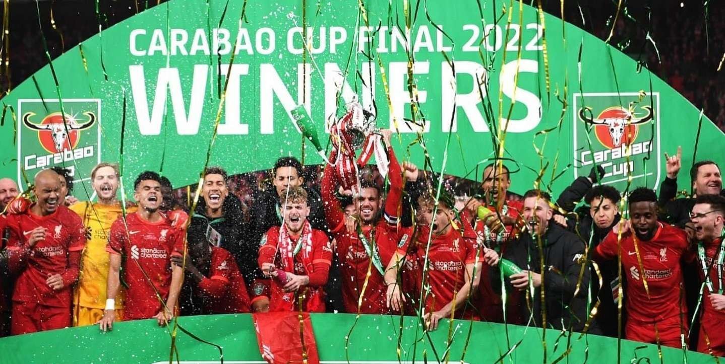 Para pemain Liverpool merayakan gelar juara Piala Carabao usai mengalahkan Chelsea lewat adu penalti di final.