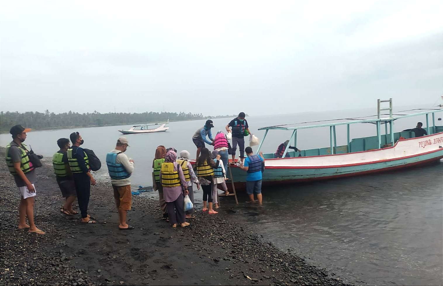 Wisatawan akan menyeberang ke Pulau Menjangan melalui Pantai GWD. (Foto: Istimewa)