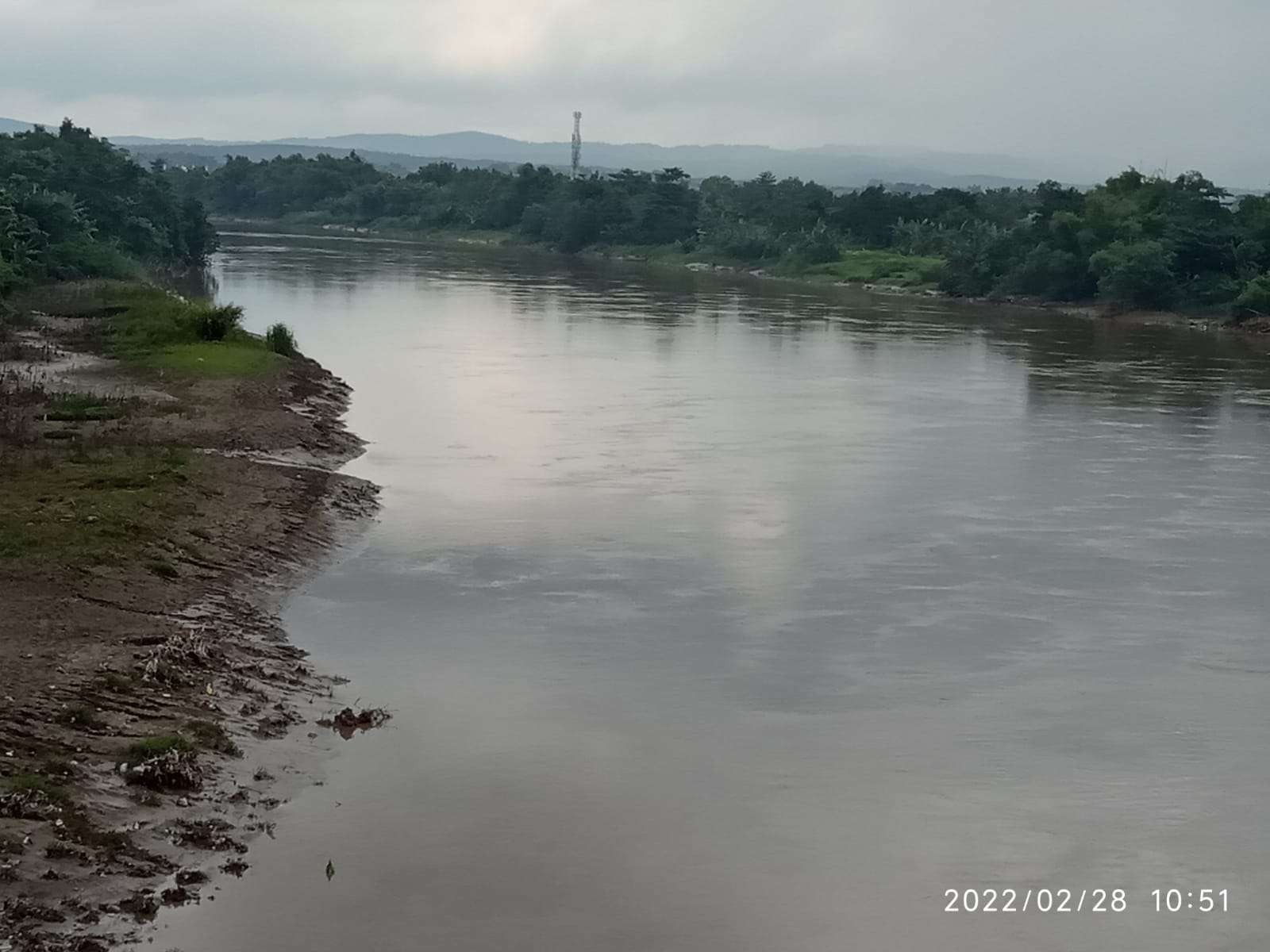 Sungai Bengawan Solo diambil dari Jembatan Sosrodilogo, Kecamatan Trucuk, Bojonegoro, Senin 28 Februari 2022.(Foto: Sujatmiko/Ngopibareng id)