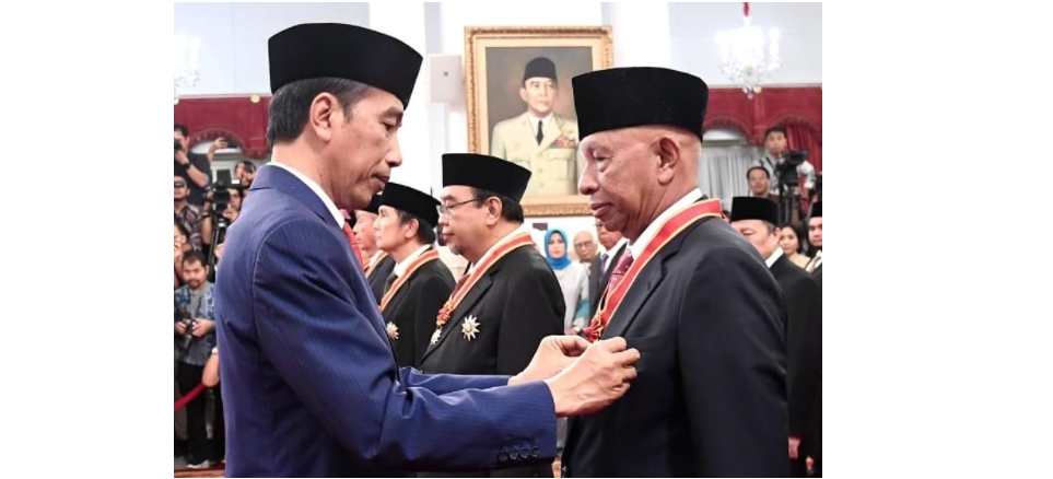 Mendiang Arifin Panigoro pernah menerima Bintang Mahaputra dari Presiden Jokowi. (Foto: Instagram)