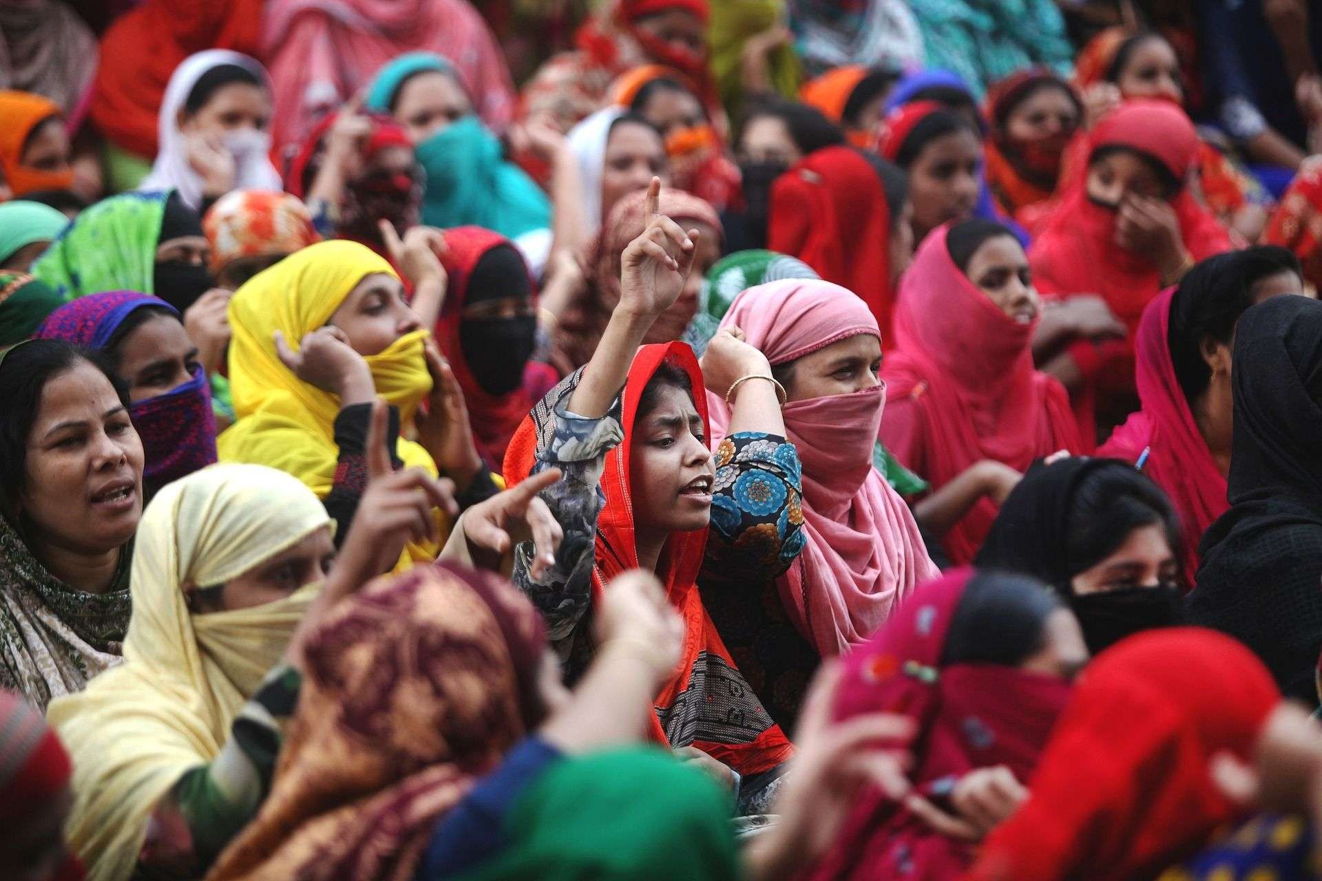 Para Muslimah ketika melakukan aksi di jalan, terkait pelarangan hijab di Negara Bagian Karnataka, India. (Foto: Istimewa)