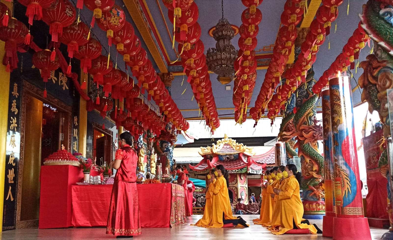 Umat Tri Dharma melakukan sembahyang dalam rangka memperingati Hari Ulang Tahun Bertahtanya Yang Mulia Kongco Tan Hu Cin Jin di TITD Hoo Tong Bio Banyuwangi, Jawa Timur. (Foto: Muh Hujaini/Ngopibareng.id)
