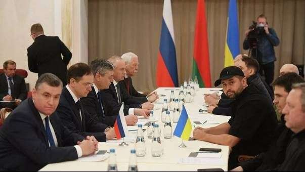 Delegasi Ukraina dan Rusia dalam pertemuan perdana yang membahas gencatan senjata, tetapi perundingan tersebut gagal. (Foto: RIA Novosti)