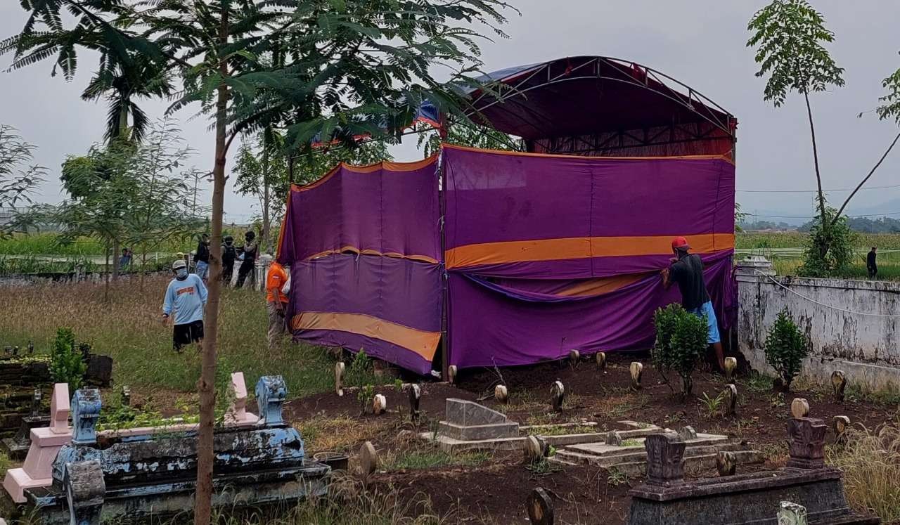 Diduga menjadi korban penganiayaan, makam Mujiono di Desa Clarak, Kecamatan Leces, Kabupaten Probolinggo dibongkar. (Foto: Ikhsan Mahmudi/Ngopireng.id)