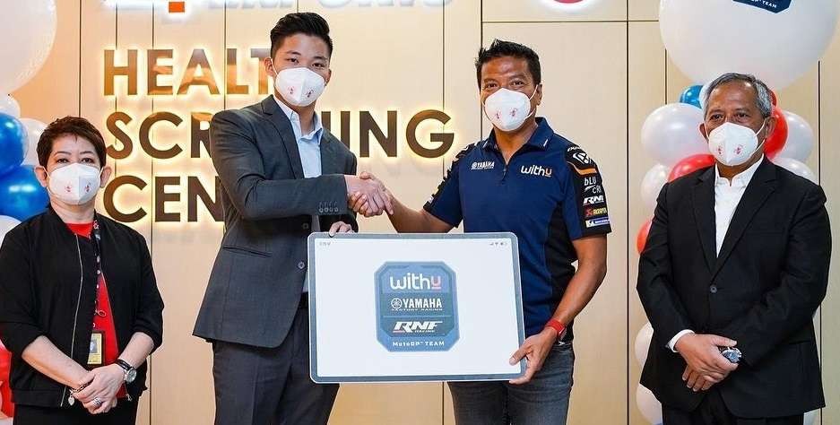 Pemilik WithU RNF Yamaha, Razlan Razali (dua dari kanan) bersama perwakilan sponsor baru mereka di musim ini.