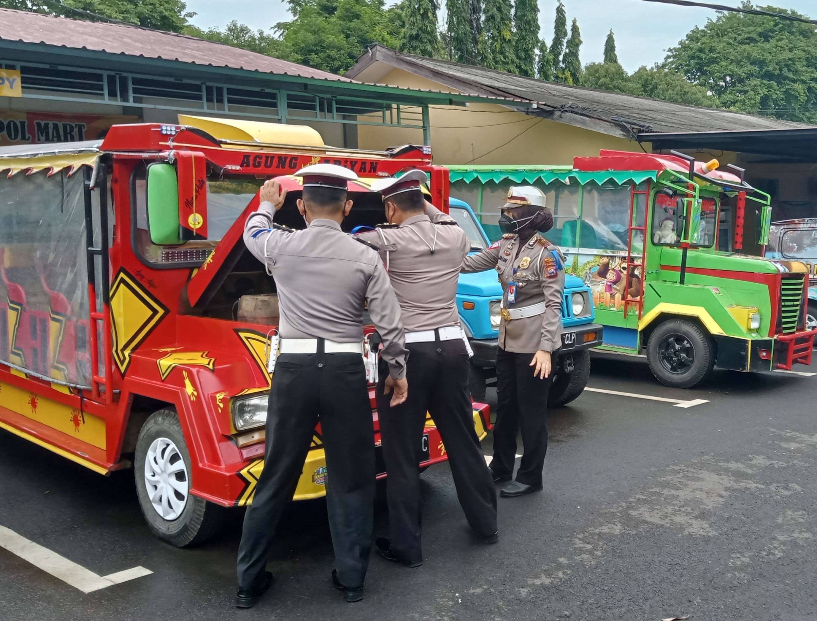 Kasatlantas Polres Tuban dan jajaran mengecek kondisi dua kendaraan kereta kelinci yang diamankan di Mapolres Tuban. (Foto: Khoirul Huda/Ngopibareng.id)