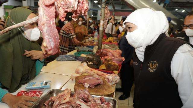 Gubernur Jatim, Khofifah Indar Parawansa saat meninjau harga daging sapi di pasar. (Foto: Istimewa)