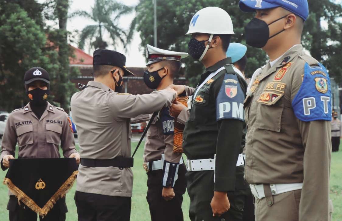 Kapolres Bondowoso AKBP Wimboko memadang tanda Operasi Keselamatan Semeru 2022 kepada personel.(foto: guido/ngopibareng.id).