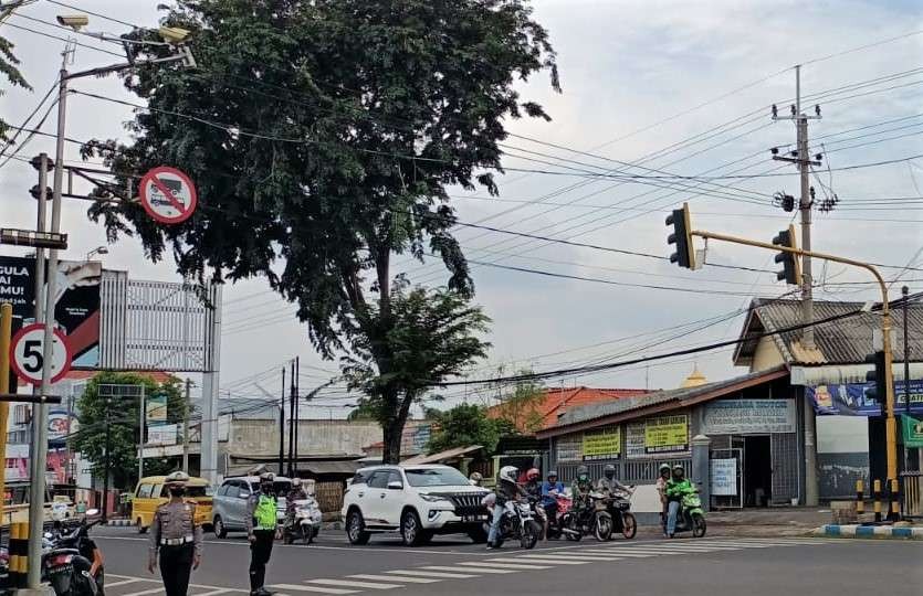Salah satu lampu lalu lintas (traffic light) di Kota Probolinggo yang dilengkapi kamera CCTV yang terhubung ke sistem E-tilang. (Foto: Ikhsan Mahmudi/Ngopibareng.id)