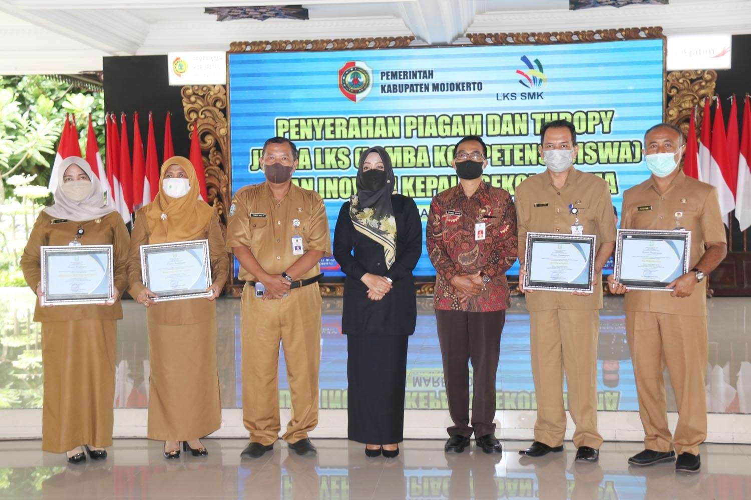 Bupati Mojokerto Ikfina Fahmawati bersama empat kepala SMA sebagai penerima penghargaan Inovasi Kepala SMA di Kabupaten Mojokerto. (Foto: Istimewa)