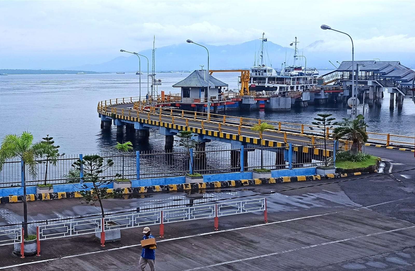 Aktivitas di pelabuhan Penyeberangan Ketapang, Banyuwangi, relatif sepi pada Selasa, 1 Maret 2022 siang. (Foto: Muh Hujaini/Ngopibareng.id)