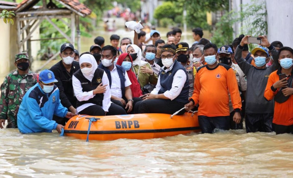 Gubernur Jatim, Khofifah Indar Parawansa saat tinjau banjir Pamekasan (Foto: dok. Humas Pemprov Jatim)