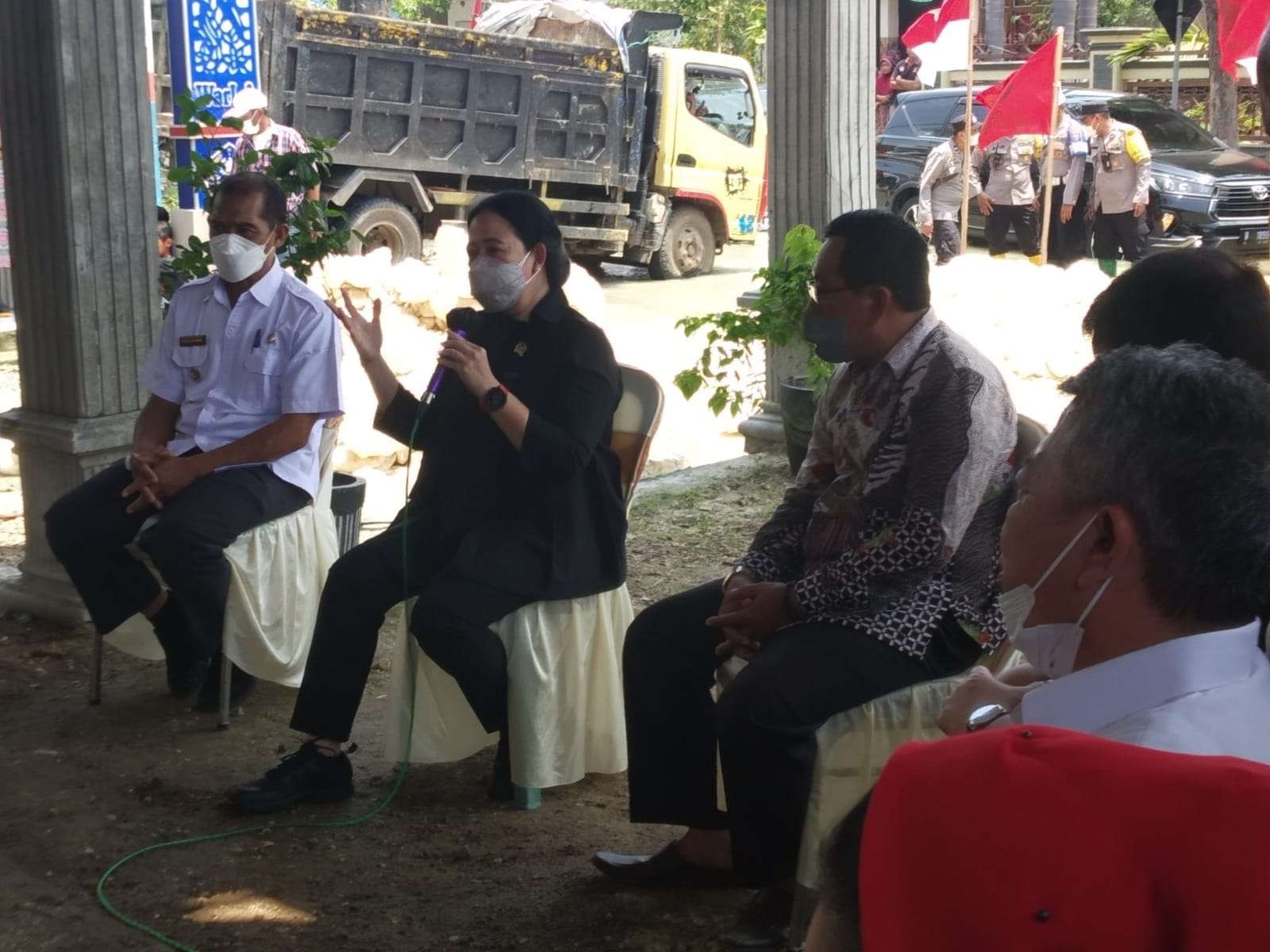 Ketua DPR RI, Puan Maharini saat berdialog dengan warga korban banjir di Lamongan. (Foto: Imron Rosidi/Ngopibareng.id)