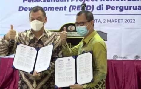 Dirjen Pendidikan Vokasi Kemendikbudristek, Wikan Sakarinto (kiri) memperlihatkan naskah kerjasama yang baru ditandatangani. (Foto: Istimewa)
