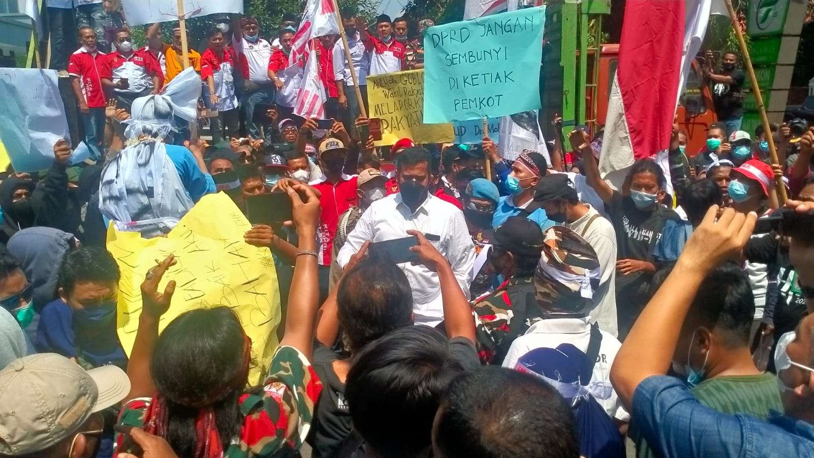 Habib Hadi Zainal Abidin (tengah, baju putih) di antara massa yang demo di depan gedung DPRD Kota Probolinggo. (Foto: Ikhsan Mahmudi/Ngopibareng.id)
