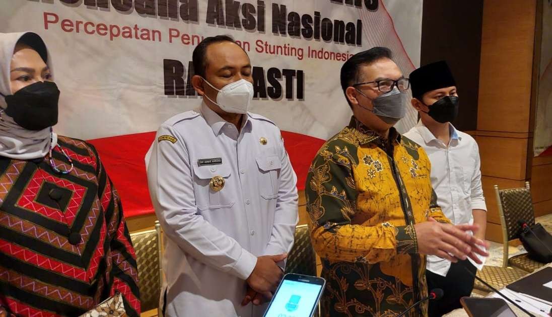 Kepala Badan Kependudukan dan Keluarga Berencana Nasional (BKKBN) RI, Dokter Hasto Wardoyo, SpOG (baju kining), saat menemui wartawan di Surabaya. (Foto: Istimewa)