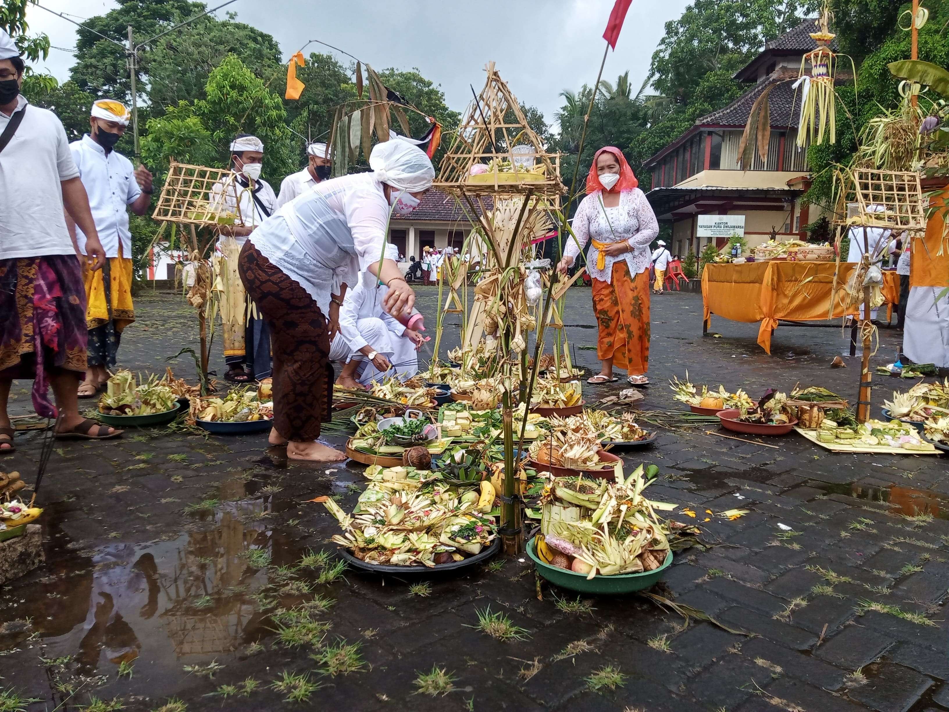 Rangkaian upacara Tawur Kesanga di Pura Luhur Dwijawarsa, Kota Malang (Foto: Lalu Theo/ngopibareng.id)