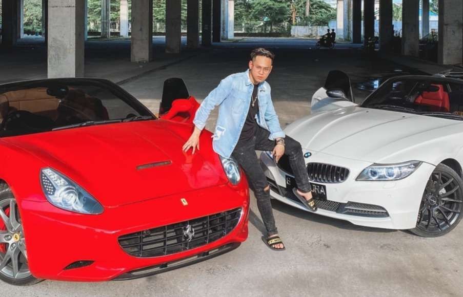 Crazy Rich Medan, Indra Kenz pose dengan mobil mewahnya. (Foto: Instagram)