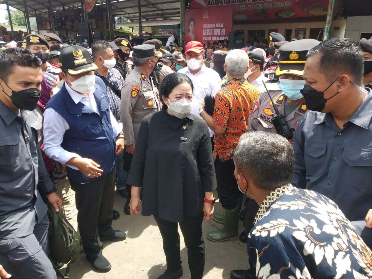 Ketua DPR RI Puan Maharani berkunjung ke Pasar Ikan Lamongan, Jawa Timur. (Foto: Imron Rosidi/Ngopibareng.id)