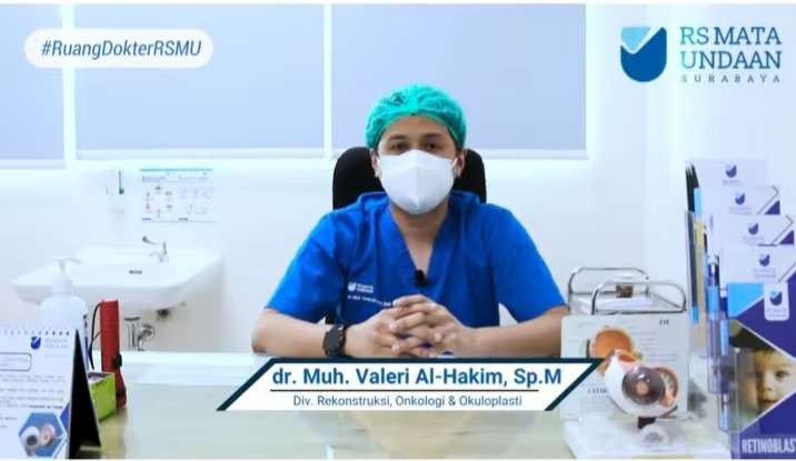 Dokter Muh. Valeri Al-Hakim Spesialis Mata (Sp.M) Rumah Sakit Mata Undaan, saat menjelaskan entropion dalam #RuangDokterRSMU. (Foto: Tangkapan Layar)