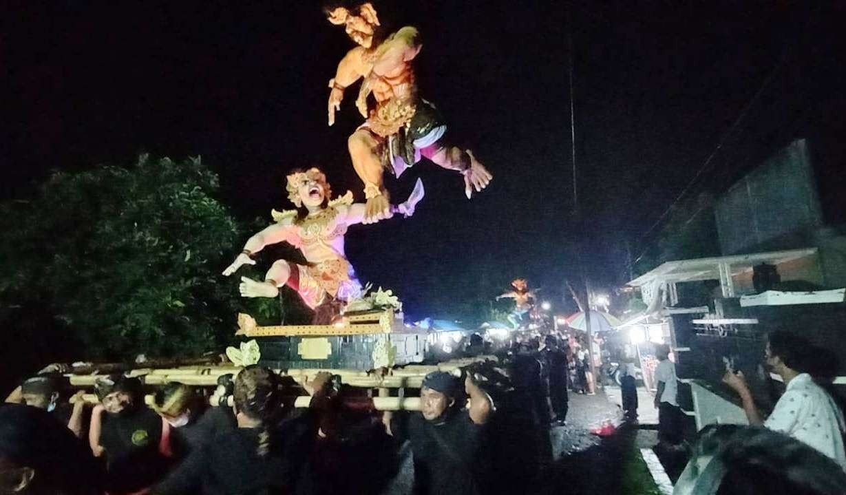 Umat Hindu di Banyuwangi mengarak ogoh-ogoh keliling kampung (foto: istimewa)