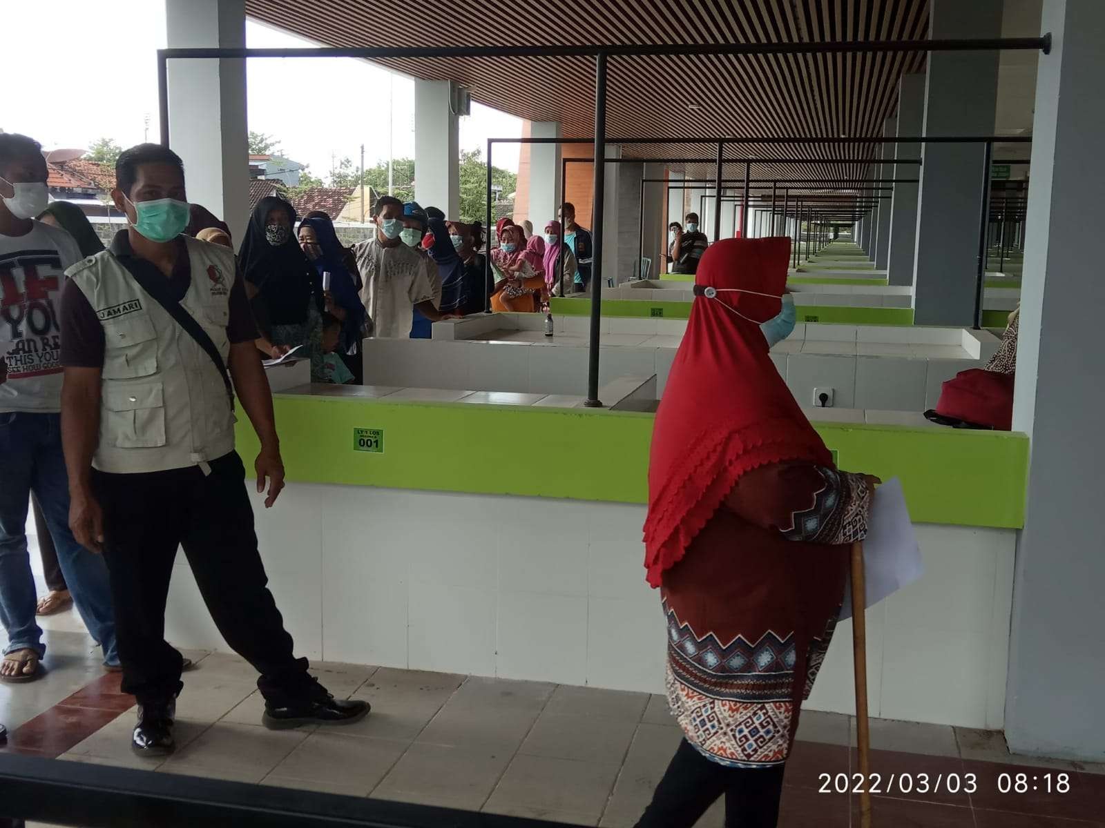 Warga antre minyak goreng murah di Pasar Wisata, Jalan Kopral Kasan, Kecamatan Kota Bojonegoro, Jawa Timur, Kamis 3 Maret 2022. (Foto: Sujatmiko/Ngopibareng.id)